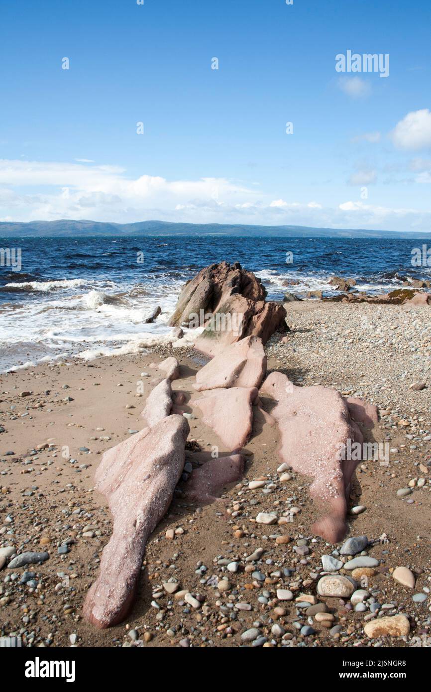 Kiesstrand und kleine Felsvorsprüngen Machrie Bay mit Blick auf Kilbrannan Sound Isle of Arran North Ayrshire Schottland Stockfoto