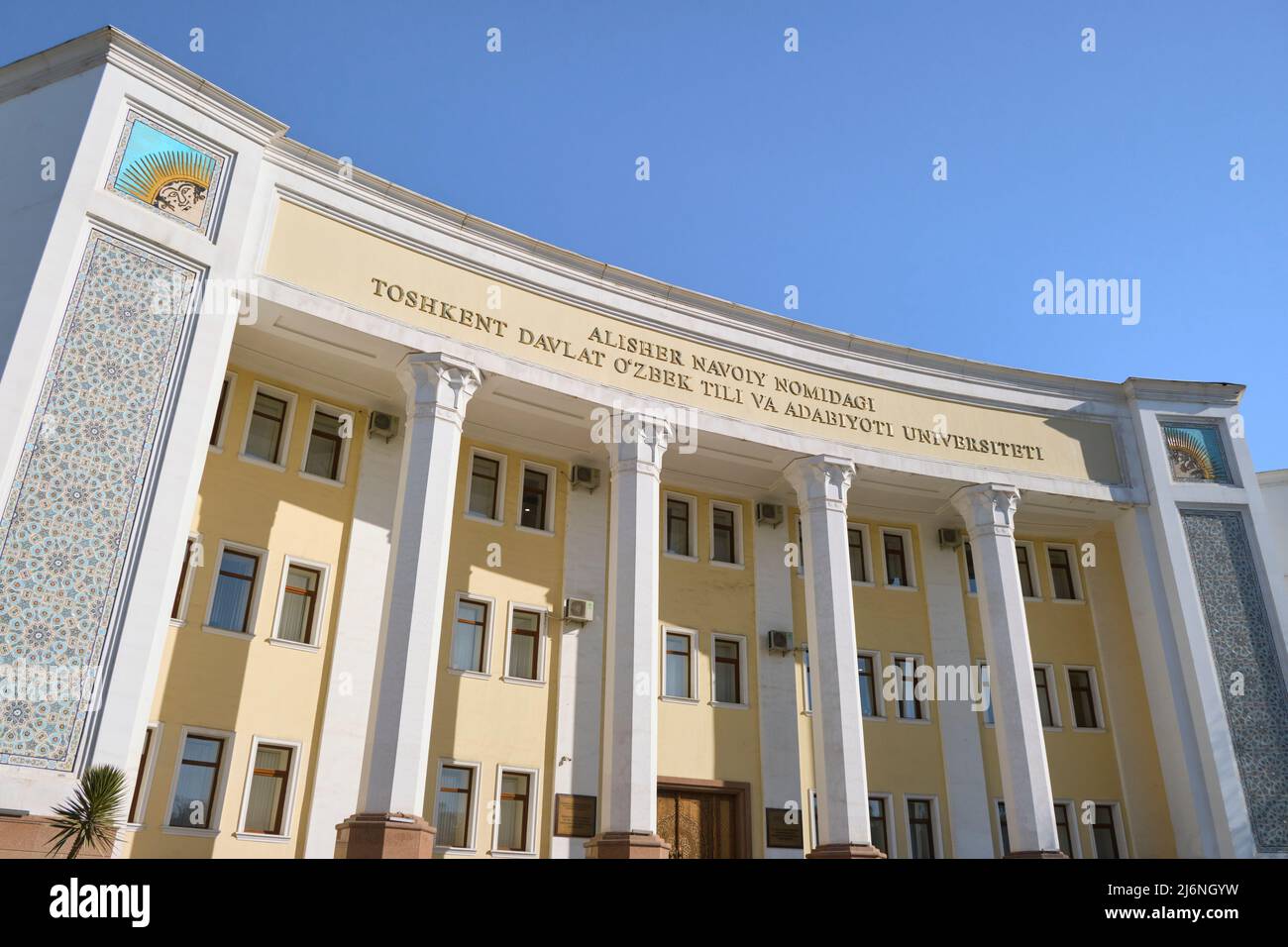 Die Frontfassade, Eingang der im Art-modernen Stil gestalteten Taschkent State University Usbekische Sprachschule, College. In Taschkent, Usbekistan. Stockfoto