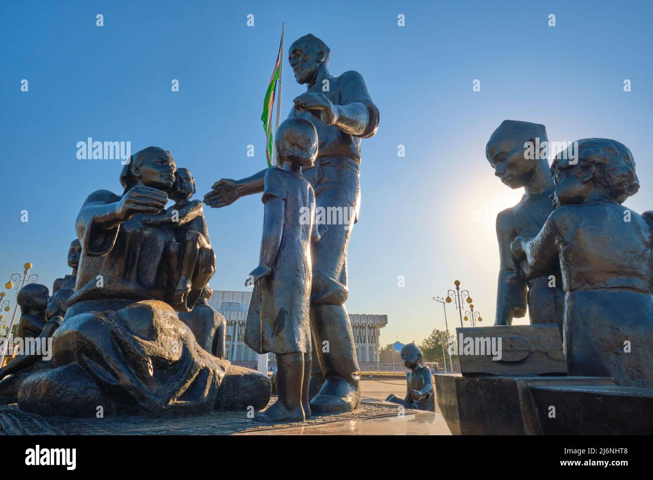 Eine Gedenkstatue für den Schmied Shaakhmed Shamakhmudov, der mit seiner Frau Bahri Akramova während des Zweiten Weltkriegs 15 verwaiste Kinder adoptierte. In Taschkent, Stockfoto