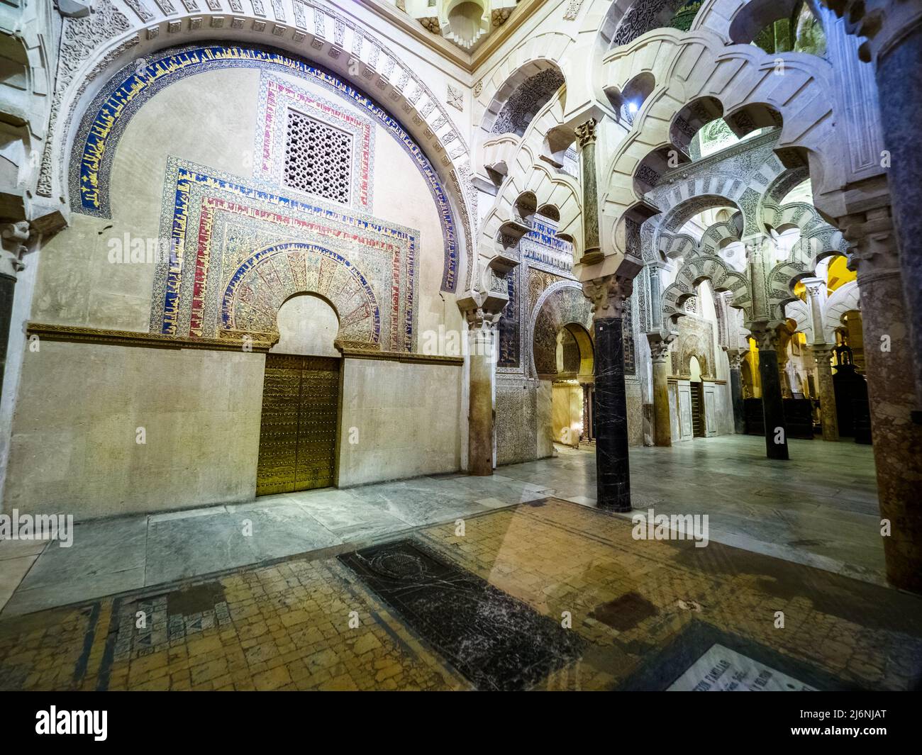 Östliche Tür im Maqsura-Bereich (links vom Mihrab), die zur Schatzkammer der Moschee führte - Mezquita-Catedral (große Moschee von Cordoba) - Cordoba, Spanien Stockfoto