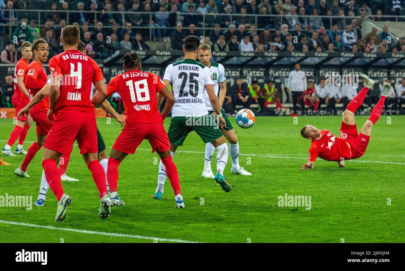 Sport, Fußball, Bundesliga, 2021/2022, Borussia Mönchengladbach gegen RB Leipzig 3-1, Stadion Borussia Park, Spielort, Akrobatik von Marcel Halstenberg (RBL) rechts, f.l.t.r. Daniel Olmo Carvajal (RBL), Yussuf Poulsen (RBL), Willi Orban (RBL), Christopher Nkunku (RBL), Rami Bensebaini (MG), MARVIN FRIEDRICH (MG), DFL-VORSCHRIFTEN VERBIETEN DIE VERWENDUNG VON FOTOS ALS BILDSEQUENZEN UND/ODER QUASI-VIDEO Stockfoto