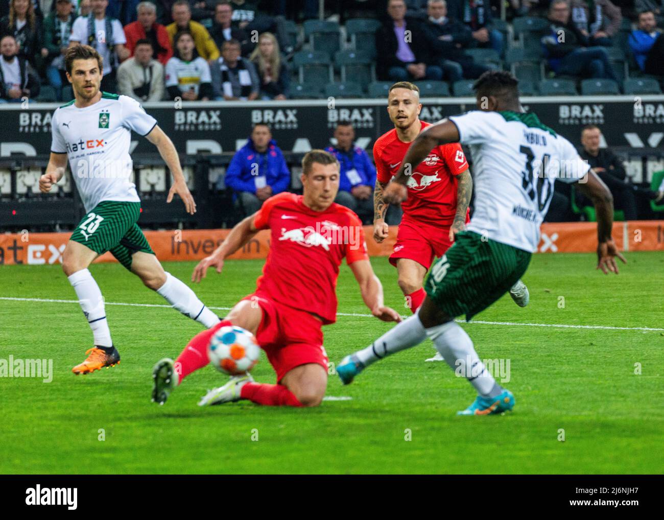 Sport, Fußball, Bundesliga, 2021/2022, Borussia Mönchengladbach gegen RB Leipzig 3-1, Stadion Borussia Park, Spielort, 1-0 Tor, f.l.t.r. Jonas Hofmann (MG), Willi Orban (RBL), Angelino (RBL), Torschütze Breel Donald Embolo (MG), die DFL-VORSCHRIFTEN VERBIETEN DIE VERWENDUNG VON FOTOS ALS BILDSEQUENZEN UND/ODER QUASI-VIDEO Stockfoto