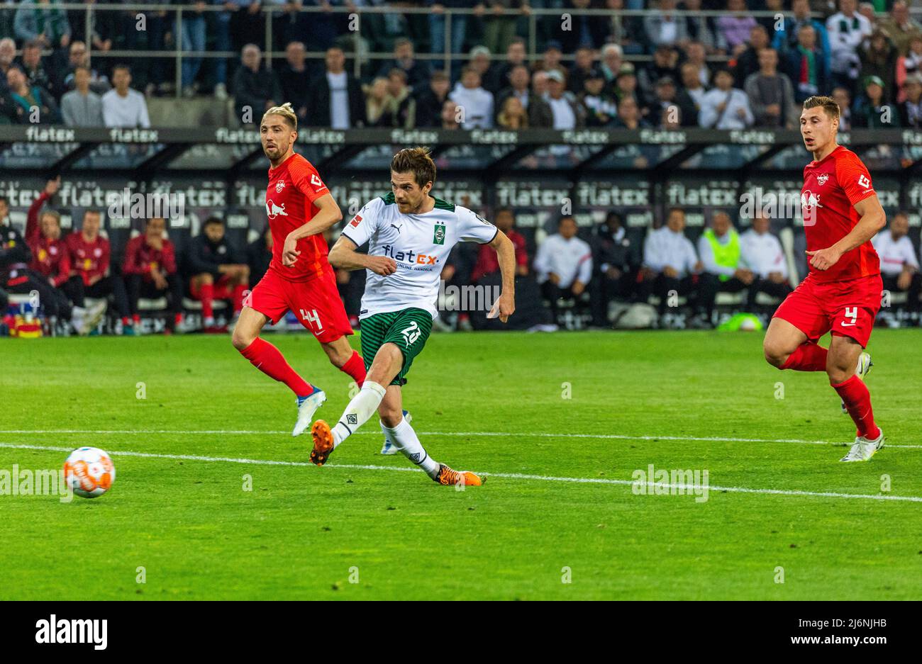 Sport, Fußball, Bundesliga, 2021/2022, Borussia Mönchengladbach gegen RB Leipzig 3-1, Stadion Borussia Park, Spielort, 2-1 Tor, f.l.t.r. Kevin Kampl (RBL), Torschütze Jonas Hofmann (MG), Willi Orban (RBL), die DFL-VORSCHRIFTEN VERBIETEN DIE VERWENDUNG VON FOTOS ALS BILDSEQUENZEN UND/ODER QUASI-VIDEO Stockfoto