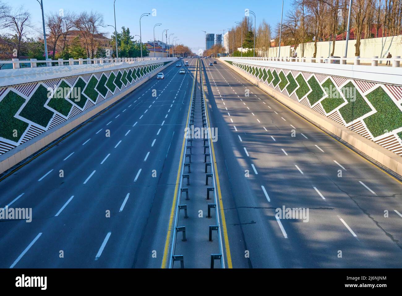 Blick von einer Überführung auf die moderne, mehrspurige Hauptstraße, Durmon Road. In Taschkent, Usbekistan. Stockfoto