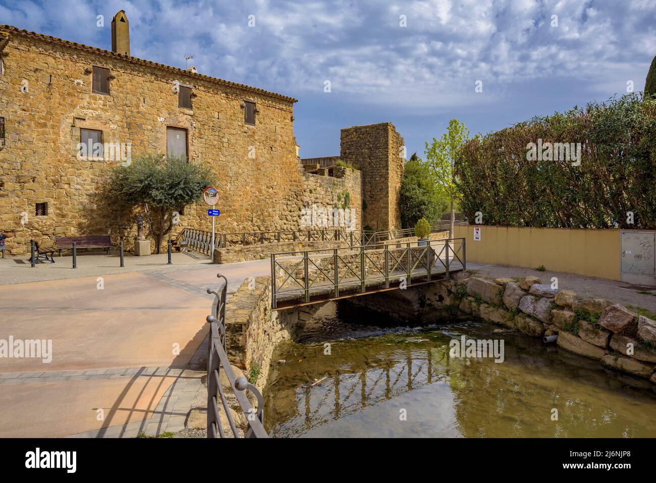 REC del Molí Bewässerungskanal und Reste der alten mittelalterlichen Mauer von Verges (Baix Empordà, Girona, Katalonien, Spanien) ESP: Acequia del Rec del Molí Stockfoto