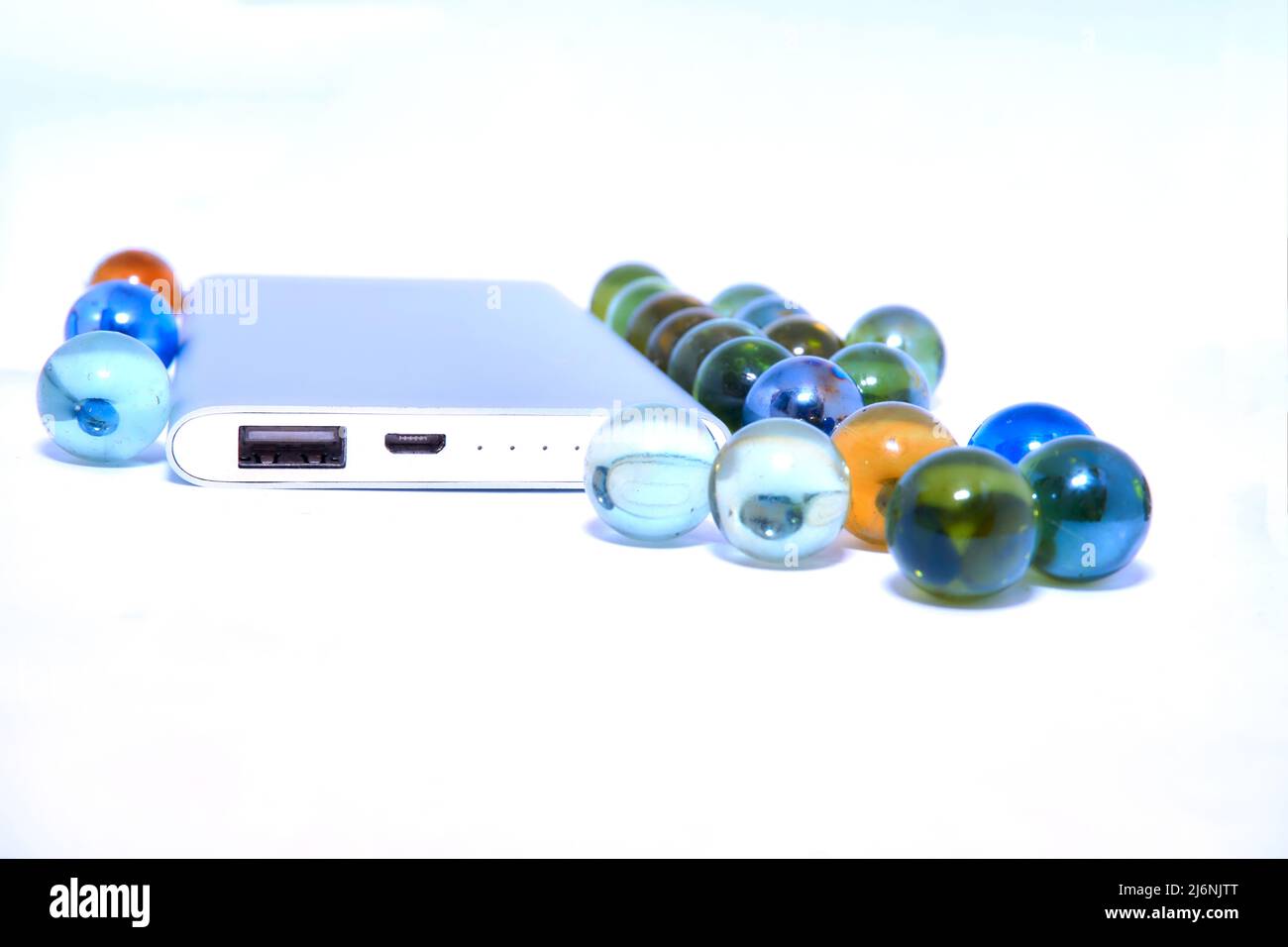 Tragbarer blauer Festplattenspeicher mit mehrfarbigen Glaskugeln Stockfoto