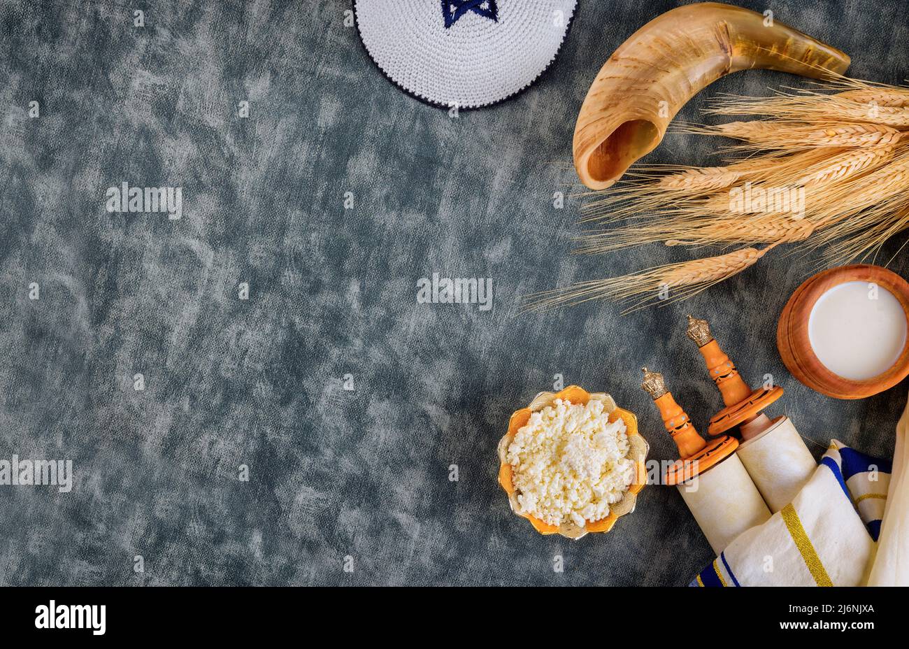 Jüdischer Feiertag Shavuot Konzept in der koscheren Milchkost auf der Erntezeit Stockfoto