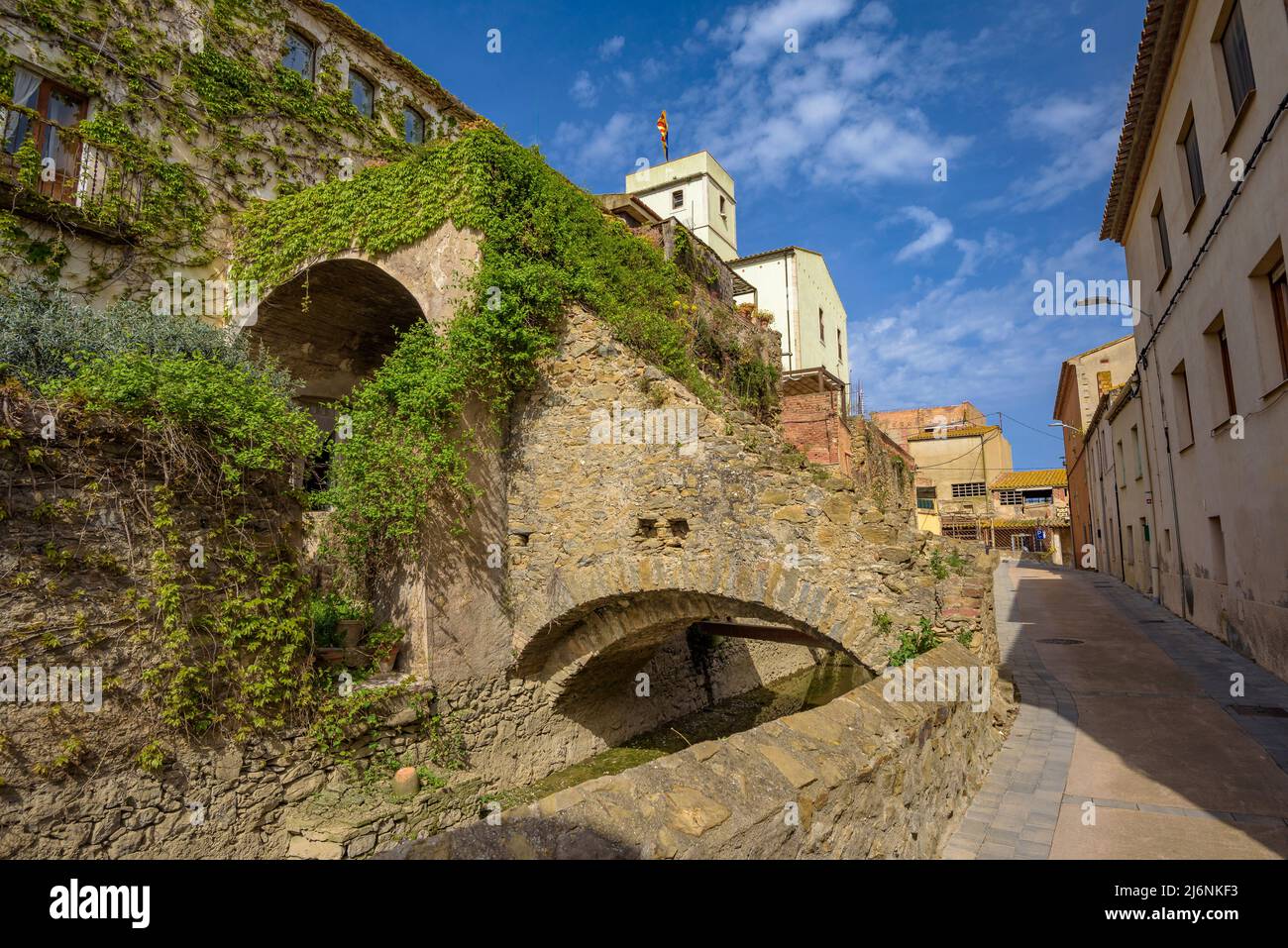 REC del Molí Bewässerungskanal und Reste der alten mittelalterlichen Mauer von Verges (Baix Empordà, Girona, Katalonien, Spanien) ESP: Acequia del Rec del Molí Stockfoto