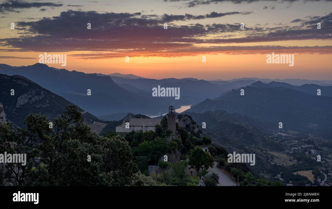 Heiligtum von Queralt bei einem Sommeraufgang (Berguedà, Barcelona, Katalonien, Spanien) ESP: Santuario de Queralt en un amanecer de verano Barcelona, España Stockfoto