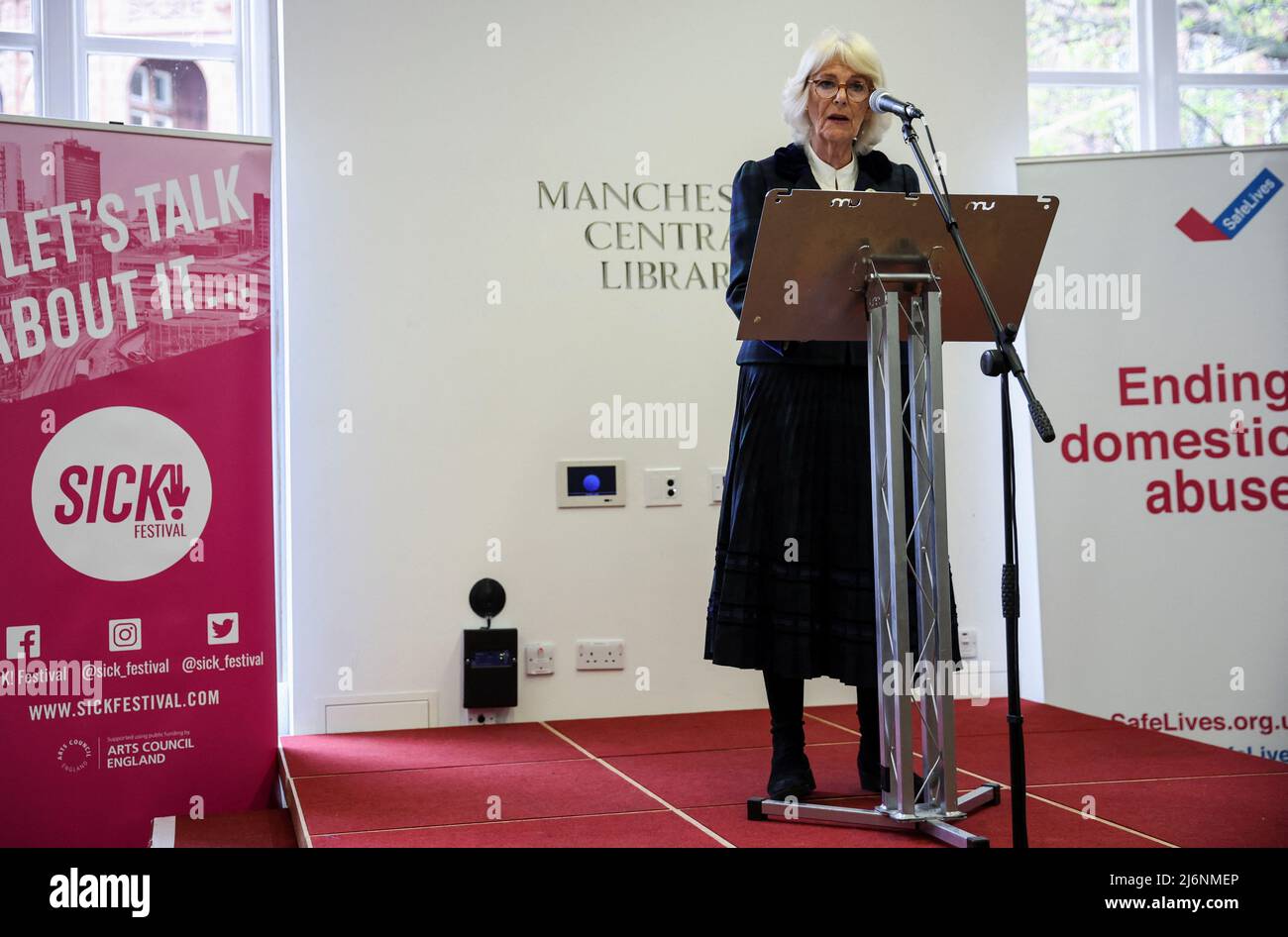 Die Herzogin von Cornwall hält eine Rede bei einem Empfang während der Teilnahme an der Fotoausstellung I am, einer neuen Sammlung von Porträts von Überlebenden häuslicher Gewalt durch die preisgekrönte Fotografin Allie Crew, in der Manchester Central Library während eines Besuchs im Großraum Manchester. Bilddatum: Dienstag, 3. Mai 2022. Stockfoto