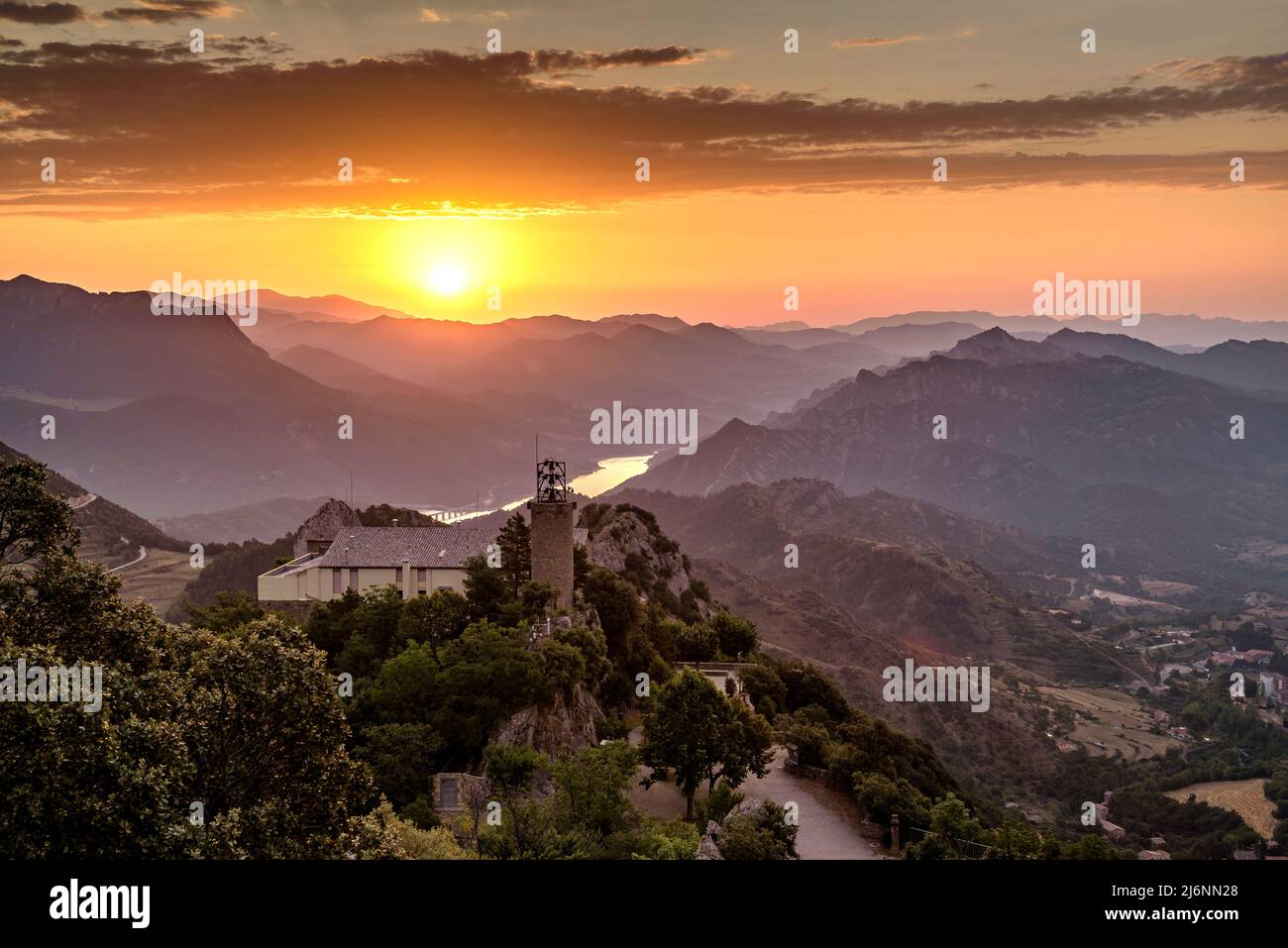 Heiligtum von Queralt bei einem Sommeraufgang (Berguedà, Barcelona, Katalonien, Spanien) ESP: Santuario de Queralt en un amanecer de verano Barcelona, España Stockfoto