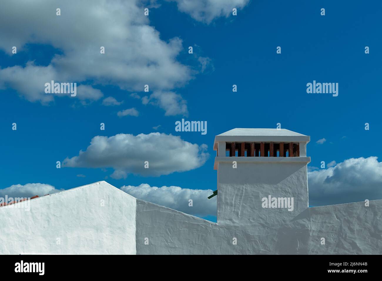 Traditionelle Architekturszene in Alentejo mit einem traditionellen Kamin. Aljustrel, Alentejo, Portugal Stockfoto