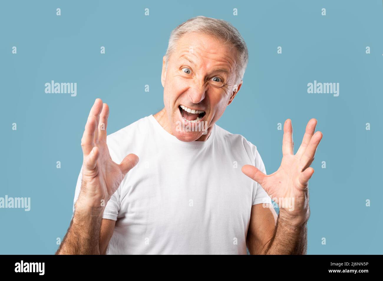 Porträt eines wütenden, reifen Mannes, der im Studio schreit Stockfoto