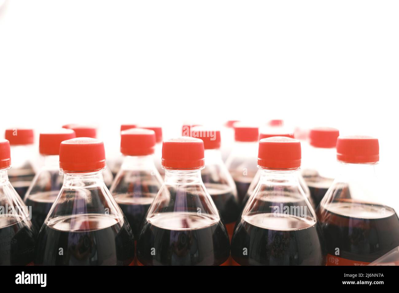 Plastikflaschen mit alkoholfreien Getränken auf dem Tisch Stockfoto