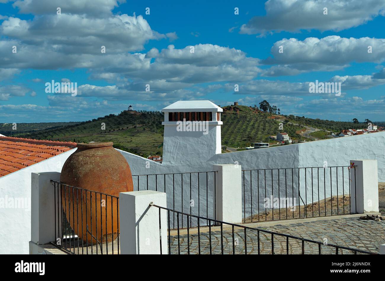 Traditionelle Architekturszene in Alentejo mit einem traditionellen Kamin. Aljustrel, Alentejo, Portugal Stockfoto
