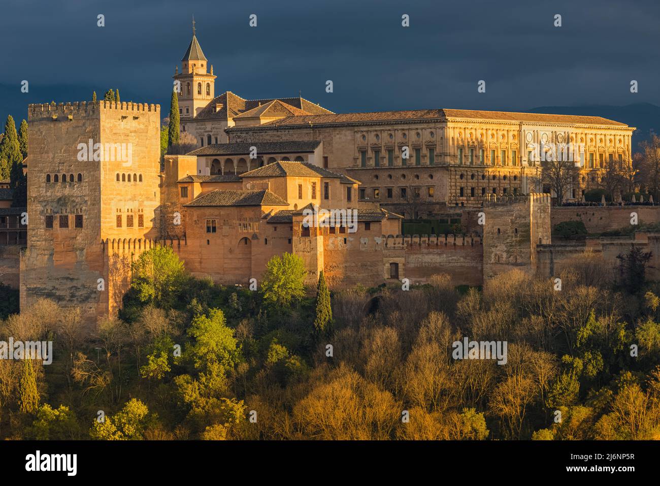 Die Alhambra ist ein Palast- und Festungskomplex in Granada, Andalusien, Spanien. Es ist eines der berühmtesten Denkmäler der islamischen Architektur und Stockfoto