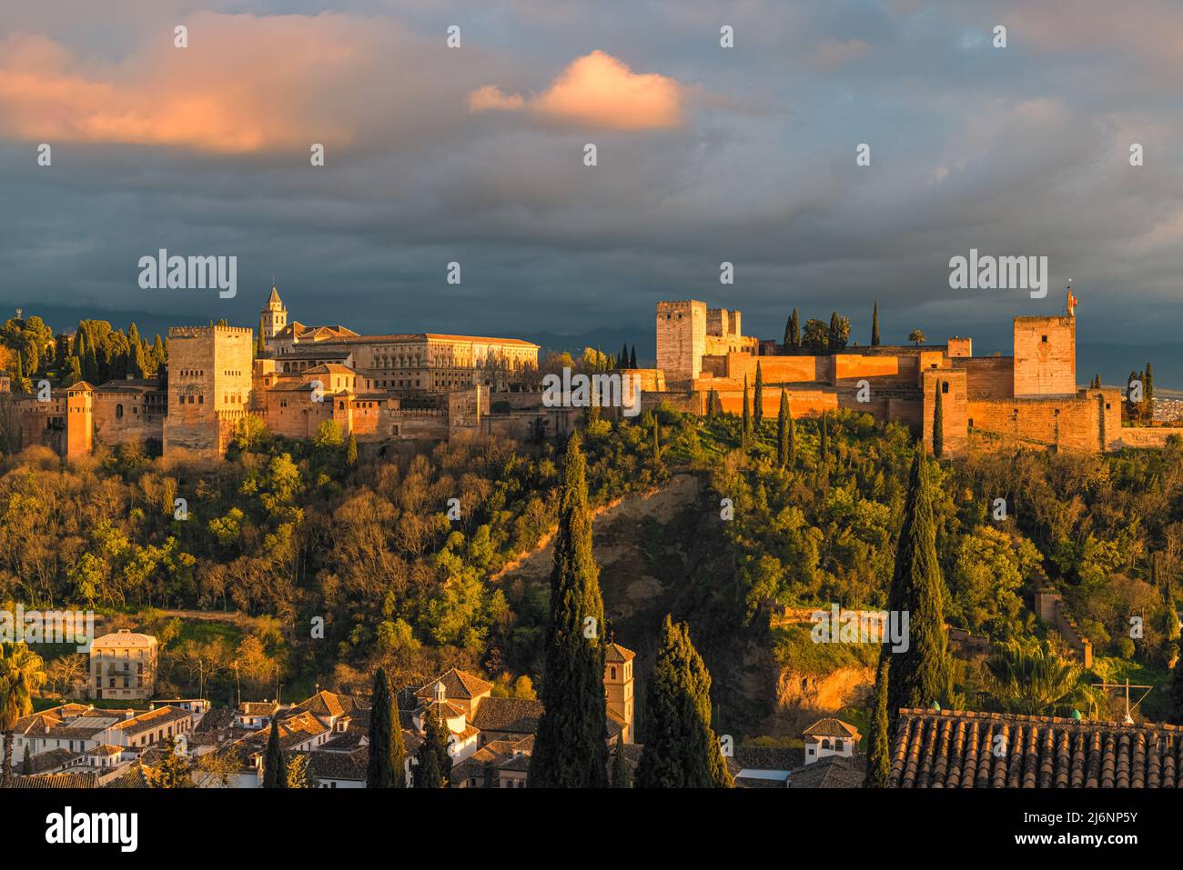 Die Alhambra ist ein Palast- und Festungskomplex in Granada, Andalusien, Spanien. Es ist eines der berühmtesten Denkmäler der islamischen Architektur und Stockfoto
