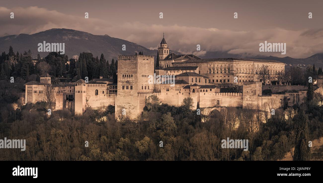Die Alhambra ist ein Palast- und Festungskomplex in Granada, Andalusien, Spanien. Es ist eines der berühmtesten Denkmäler der islamischen Architektur und Stockfoto