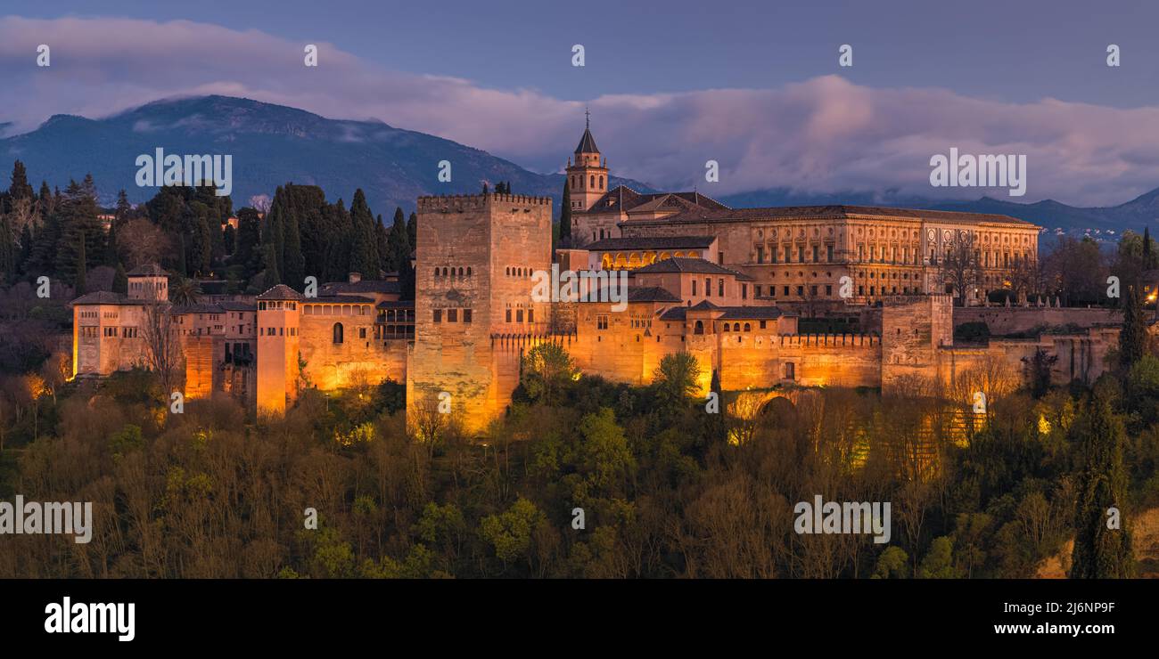 Die Alhambra ist ein Palast- und Festungskomplex in Granada, Andalusien, Spanien. Es ist eines der berühmtesten Denkmäler der islamischen Architektur und Stockfoto