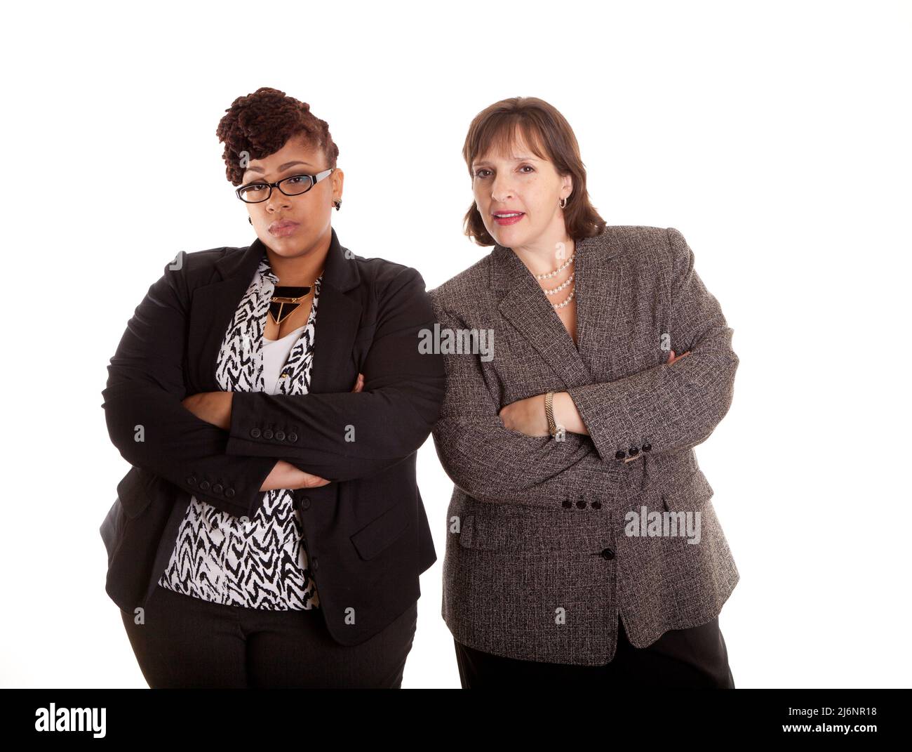 Zwei plus Size gemischt Rennen Business Frauen auf einem weißen Hintergrund in einem schweren zuversichtlich Pose Teil einer Serie zuversichtlich Stockfoto
