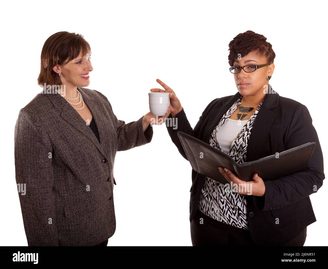 Zwei plus Size gemischt Rennen Business Frauen auf einem weißen Hintergrund in einem glücklich oder albern Pose Teil einer Serie zuversichtlich Stockfoto