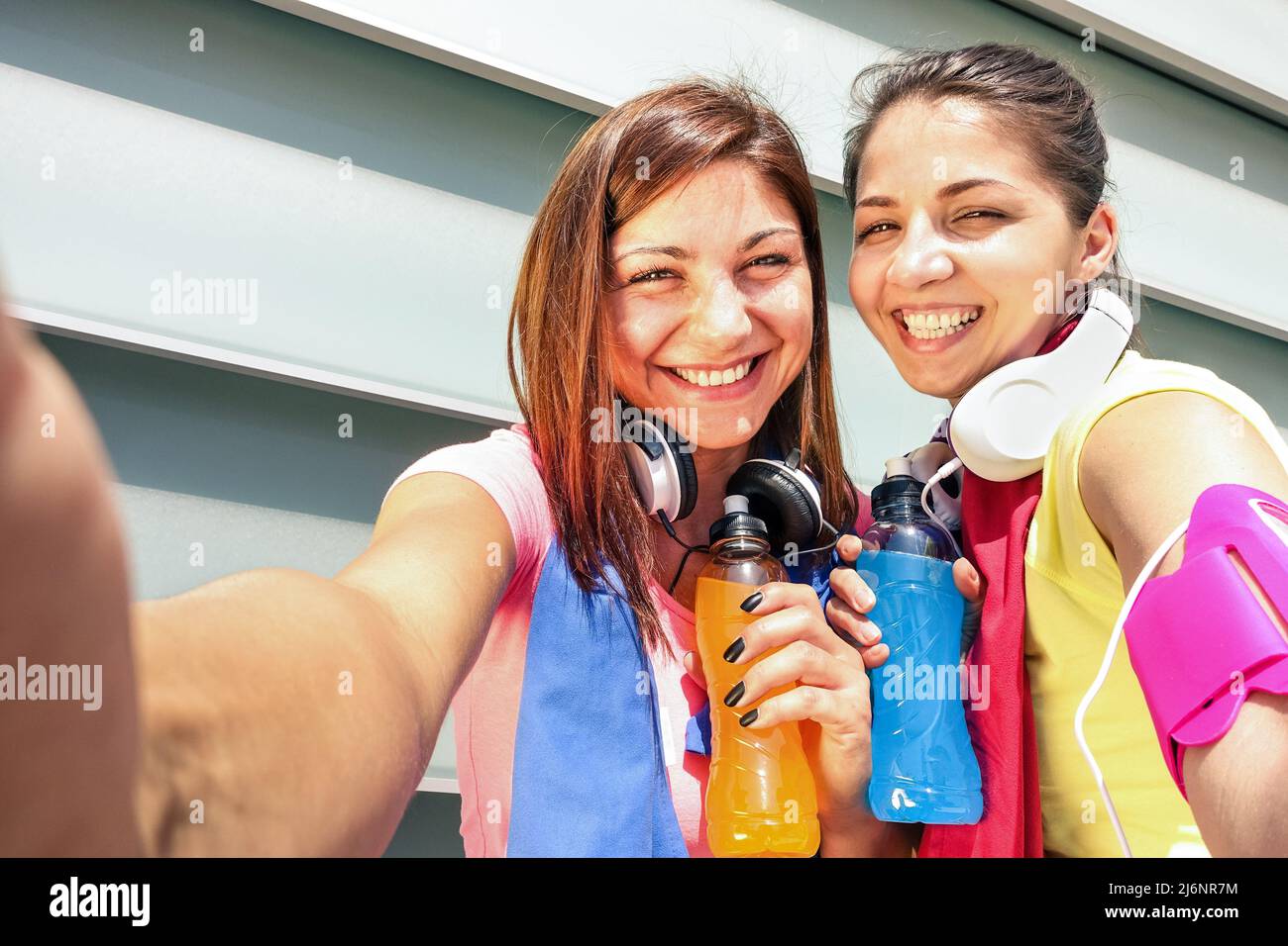 Sportliche Freundinnen beim Selfie während einer Auszeit beim Lauftraining im urbanen Raum - Sport Young glückliche Frauen, die zusammen mit Fitness-Jogging-WorkoSpaß haben Stockfoto