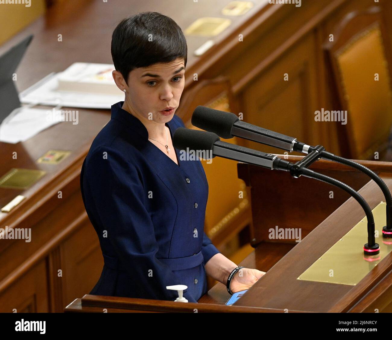 Olga Richterova, Mitglied des tschechischen parlaments, stellvertretende Vorsitzende des Unterhauses, spricht während der Sondersitzung der Abgeordnetenkammer in Prag, Tschechische Republik, am 3. Mai 2022. Die Abgeordnetenkammer beginnt mit der Debatte über die Aufhebung der EET, die Briefwahl, die Änderung des Gesetzes über Interessenkonflikte und das Ende der Pandemiewarnung. (CTK Photo/Michal Krumphanzl) Stockfoto