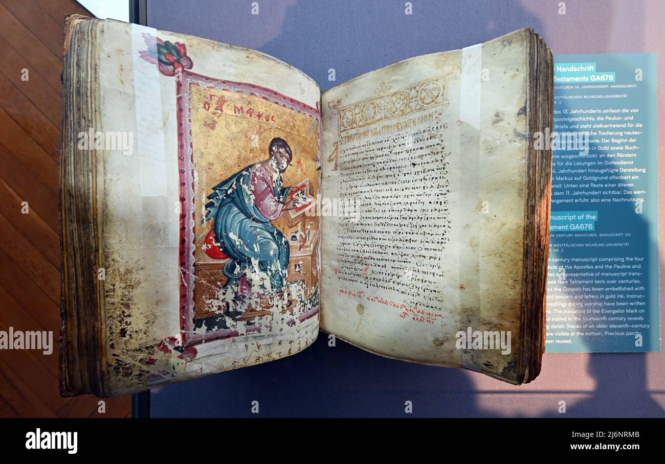 03. Mai 2022, Thüringen, Eisenach: Eine griechische Handschrift des Neuen Testaments aus dem 13.. Jahrhundert ist in einer Ausstellung in der Wartburg zu sehen. In der Jubiläumsausstellung „Luther übersetzt. Von der Macht der Worte' zur Übersetzung des Neuen Testaments durch Martin Luther vor 500 Jahren werden rund 60 Objekte aus dem 13.. Bis 21.. Jahrhundert präsentiert. Dazu gehören illuminierte Handschriften, seltene Ausgaben der Bibel und Originalprotokolle von Bibelrevisionen aus renommierten deutschen Museen und Archiven. Ergänzt werden sie durch Medienstationen mit Filmen und Audios und modernen Animationen. Der Spe Stockfoto