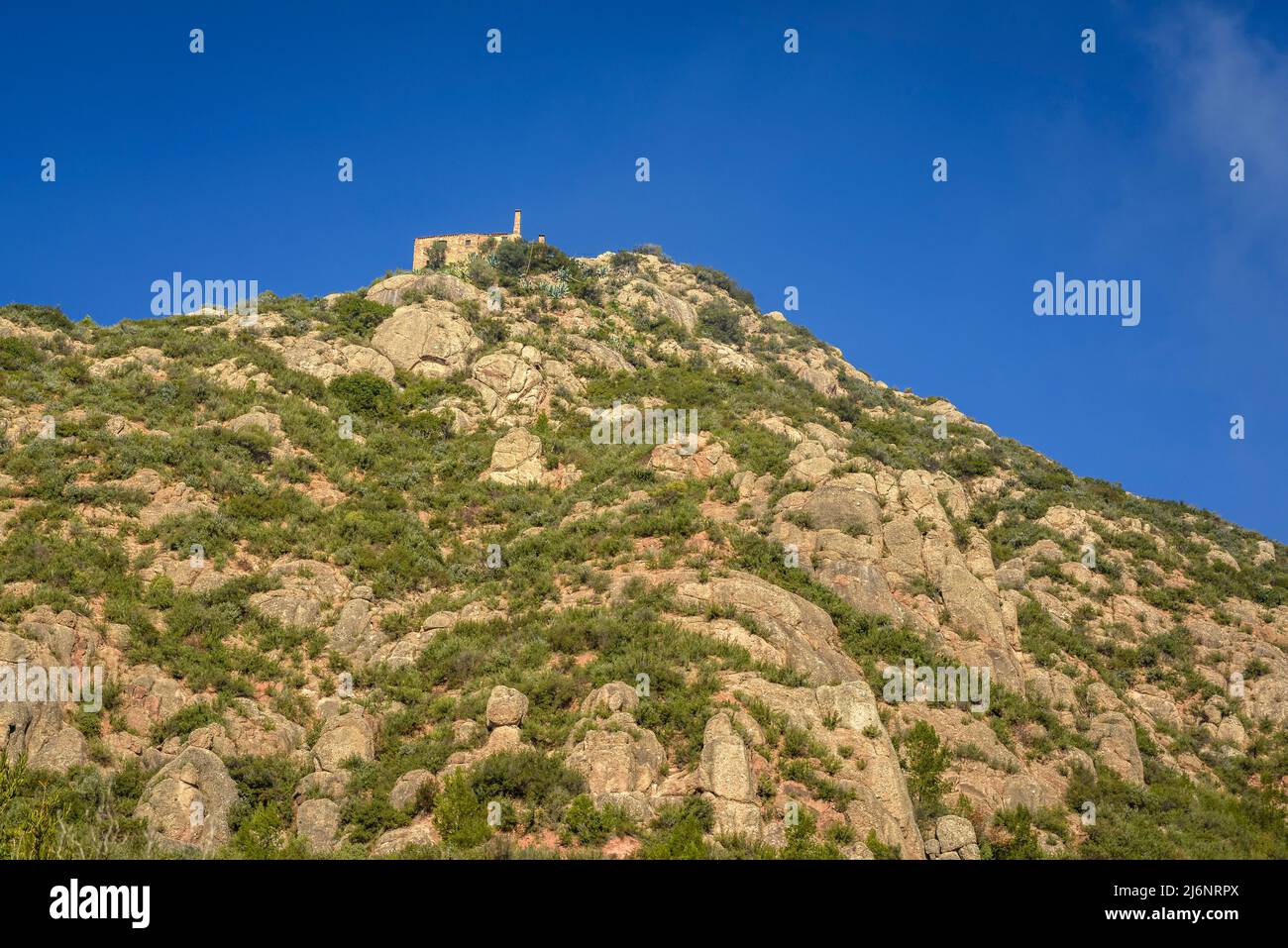 Sant Salvador de les Espases vom Weg zum Gipfel aus gesehen (Baix Llobregat, Barcelona, Katalonien, Spanien) ESP: Ermita Sant Salvador de les Espases Stockfoto