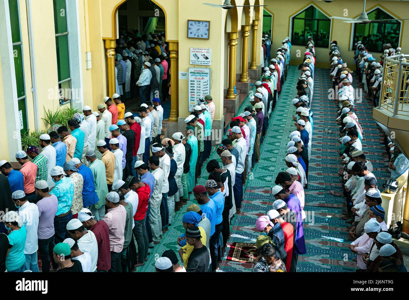 Kathmandu, Nepal - am 03. Mai 2022 bieten Muslime Eid al-Fitr-Gebete zum Ende des Fastenmonats Ramadan in Jame Masjid in Kathmandu an. Muslime auf der ganzen Welt feiern Eid al-Fitr, das dreitägige Fest zum Ende des Ramadan. Eid al-Fitr ist einer der beiden großen Feiertage im islamischen Kalender. Stockfoto