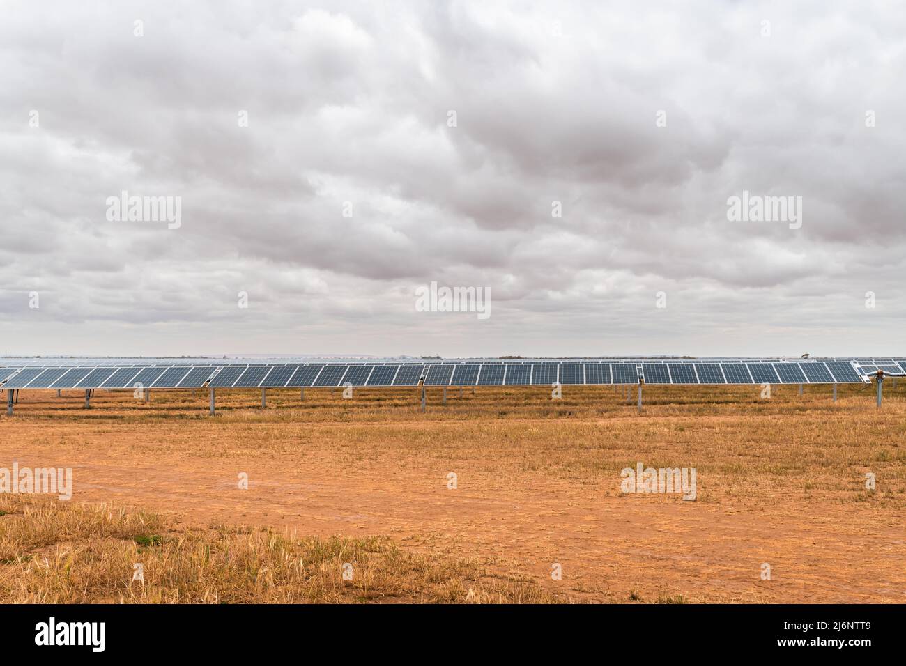 Solarpaneelfarm in der Nähe von Moonta, SA an einem bewölkten Tag. Wolkige Tage wirken sich negativ auf die Stromerzeugung aus Solarenergie aus Stockfoto