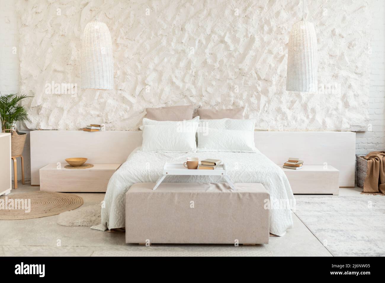 Gemütliches Bett Im Modernen Schlafzimmer Mit Weißen Wänden Und Möbeln Stockfoto