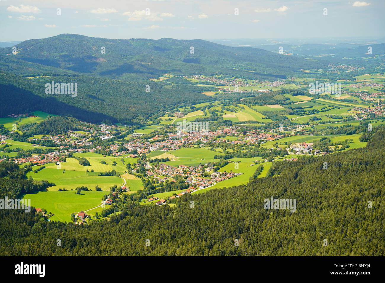 Blick vom Osser-Berg auf Lam, eine kleine Stadt im Bayerischen Wald. Lamer Winkel, Kreis Cham, Oberpfalz, Bayern, Deutschland. Stockfoto