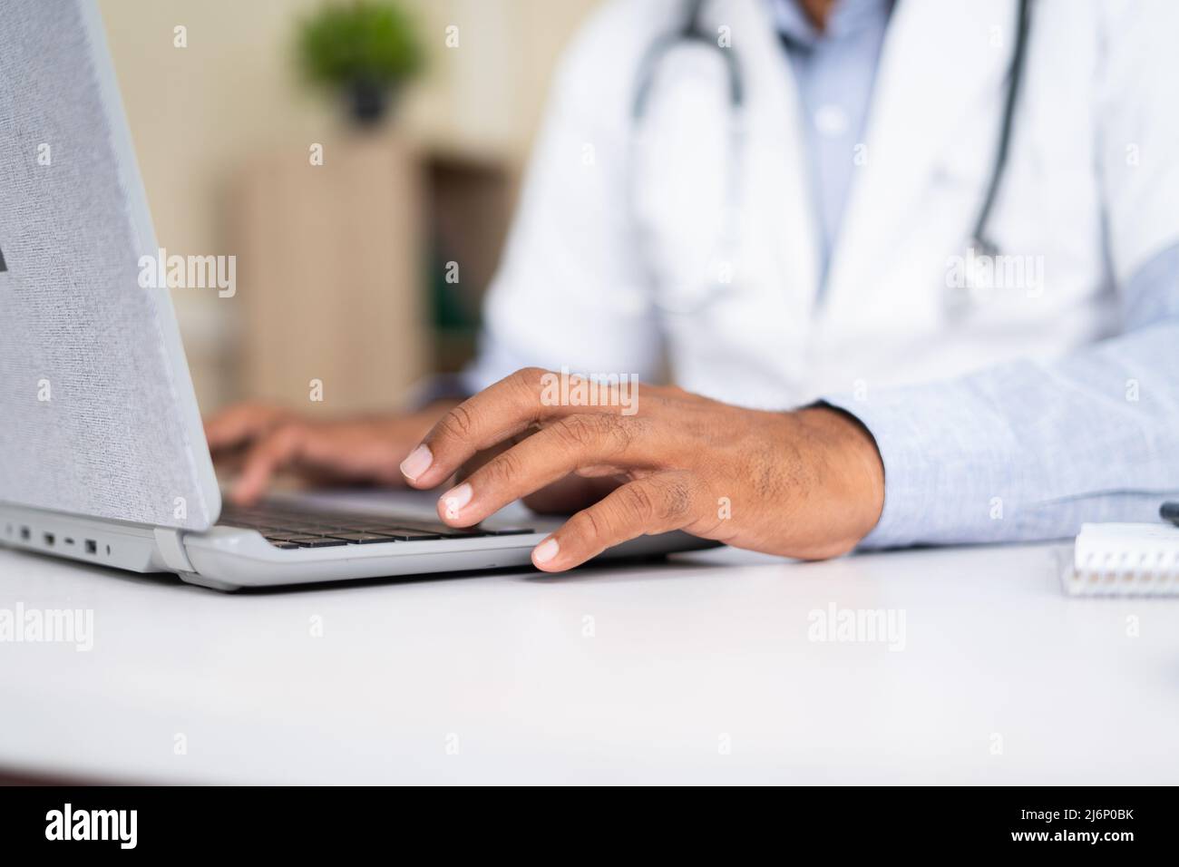 Nahaufnahme der Hände des Arztes mit Laptop im Krankenhaus - Konzept der Technologie, Gesundheitsdienste und Online-Berater. Stockfoto