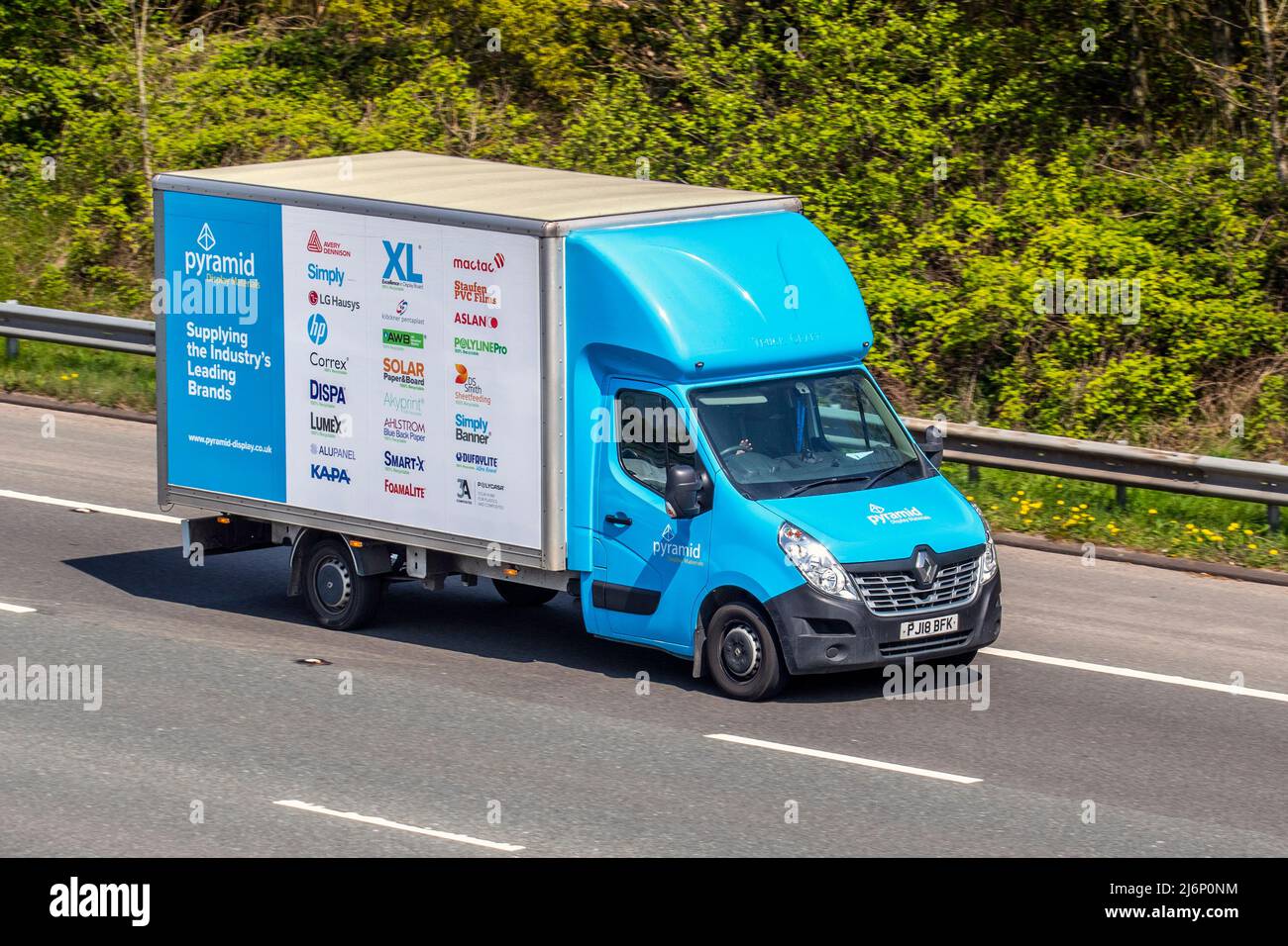 Pyramid Display, Druckausrüstung, Verbrauchsmaterialien und Materialien 2018 blaue Renault-Lastwagen, 2298cc Diesel Master 35L3H1 C/C-Kastenwagen; Fahren auf der M61 Motorway, Manchester, Großbritannien Stockfoto