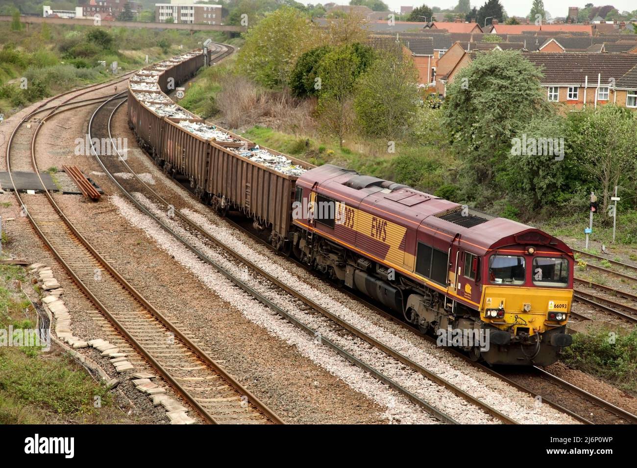DB Cargo Class 66 Lok 66093 fährt am 2./5./22. Die 0155 Ripple Lane, London, nach Immingham Schrottdienst durch Scunthorpe. Stockfoto