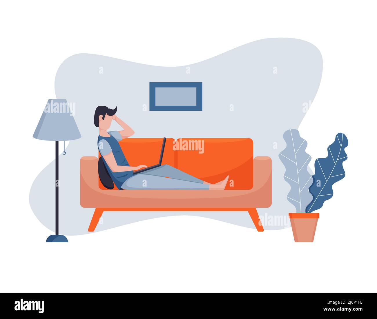 Ein junger Mann liegt mit der Hand auf dem Kopf auf der Couch. Arbeiten Sie von zu Hause aus, und lehnen Sie sich auf die Rückseite des Sofas. Freiberufler Remote Work Konzept. Heimbüro w Stock Vektor