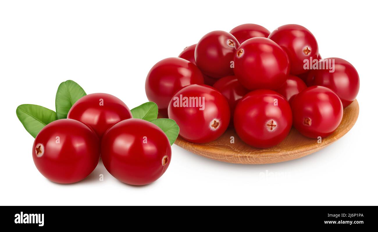 Cranberry in Holzschale isoliert auf weißem Hintergrund mit Clipping-Pfad und volle Schärfentiefe Stockfoto