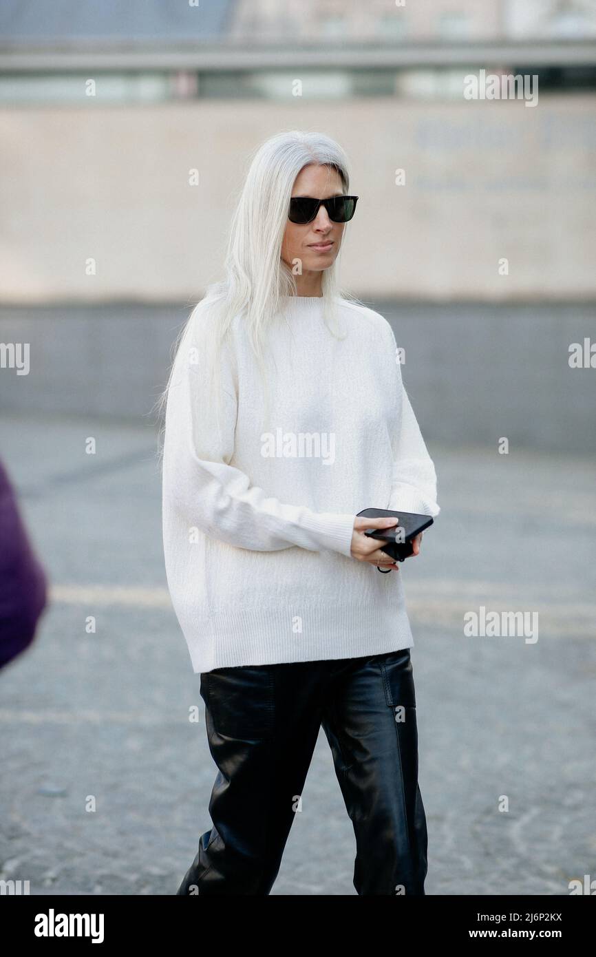 Sarah Harris, die im Stil der Straße bei der HerbstWinter 20222023