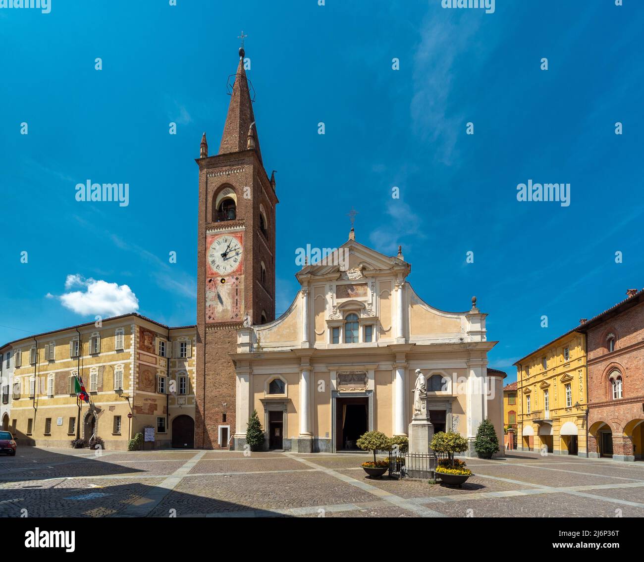 Bene Vagienna, Cuneo, Italien - 02. Mai 2022: Pfarrkirche Maria Vergine Assunta mit Glockenturm in der Nähe des Rathauses und historischen mittelalterlichen Palästen Stockfoto