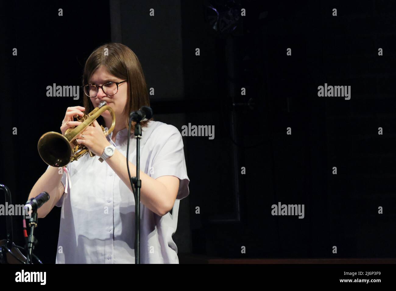 Laura Jurd spielt im Parabola Arts Center beim Cheltenham Jazz Festival, 1. Mai 2022 Stockfoto