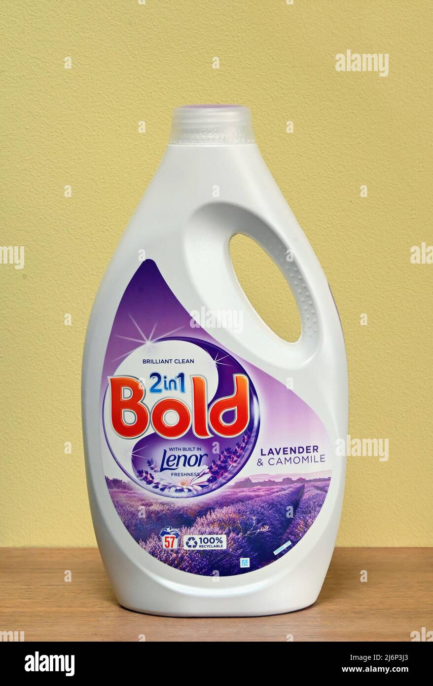 Bold 2 in 1 Waschmittel. Brillant sauber. Mit eingebauter Lenor Frische, Lavendel und Kamille. Stockfoto