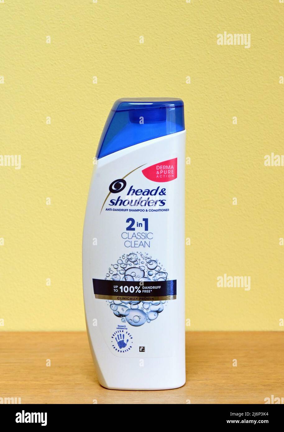 Kopf & Schultern Anti-Schuppen Shampoo & Conditioner. 2 in 1 Classic Clean. Derma & Pure Action. Bis zu 100 % Anti-Schuppen-frei. Klinisch Erwiesen. Stockfoto