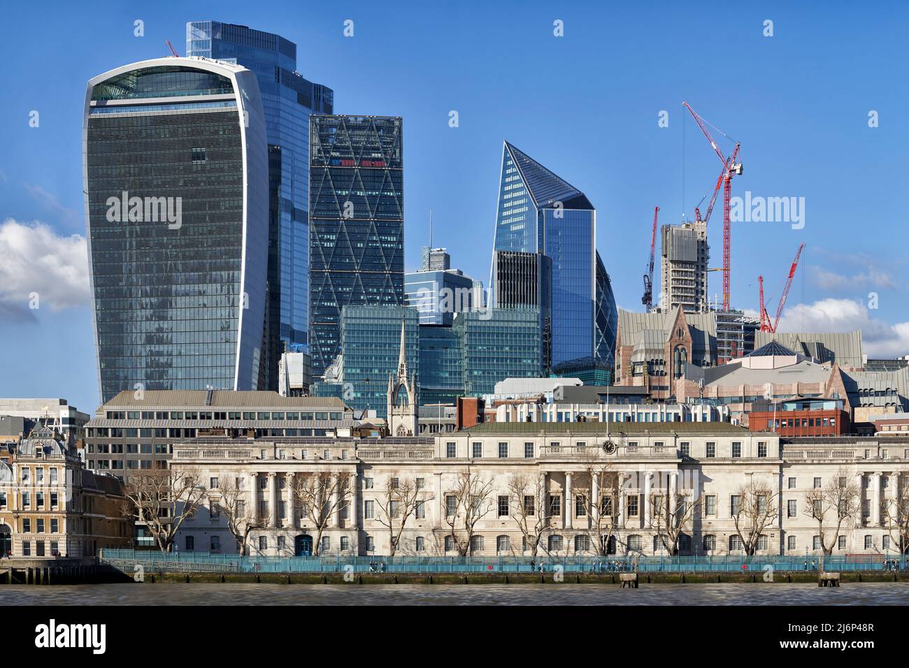Blick auf das Londoner Finanzviertel City vom Südufer der Themse Stockfoto