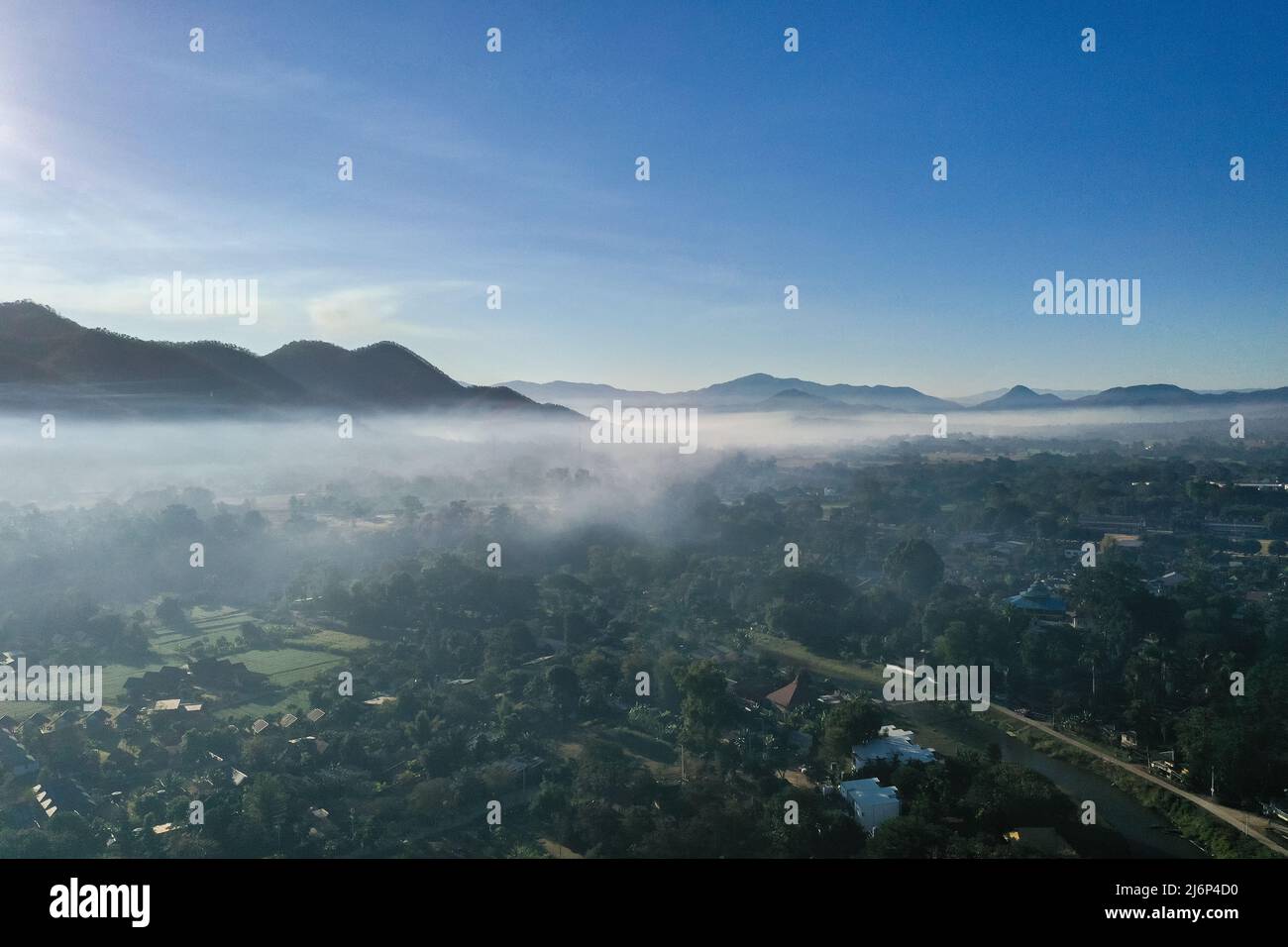 Luftaufnahme von Pai bei Sonnenaufgang mit Nebel in Mae Hong Son, Thailand. Hochwertige Fotos Stockfoto