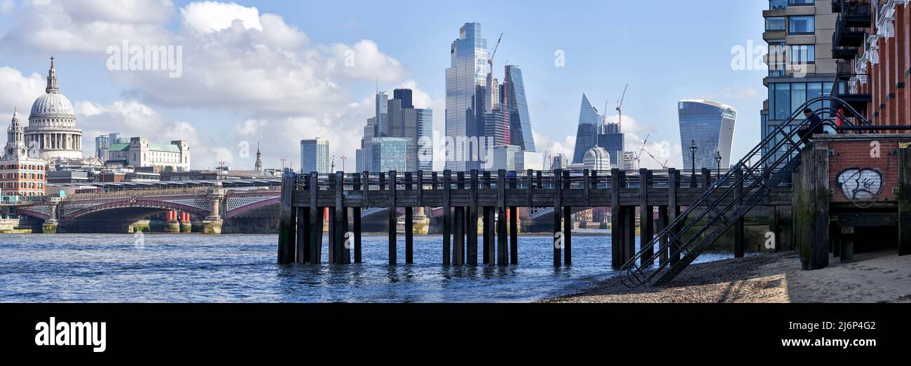 Panoramablick auf die Blackfriars Bridge in London mit dem City Financial District im Hintergrund Stockfoto