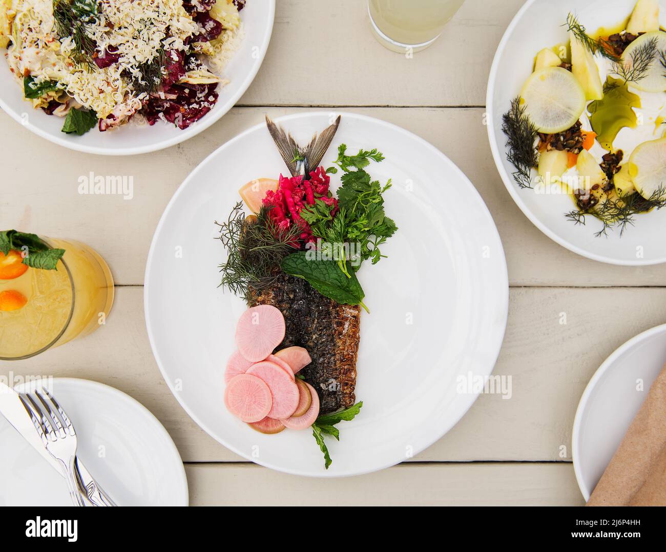 Gourmet-Makrele vom Grill mit Kräutern und Salat Stockfoto