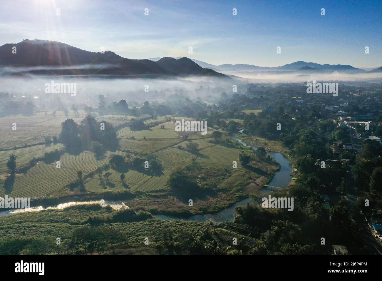 Luftaufnahme von Pai bei Sonnenaufgang mit Nebel in Mae Hong Son, Thailand. Hochwertige Fotos Stockfoto