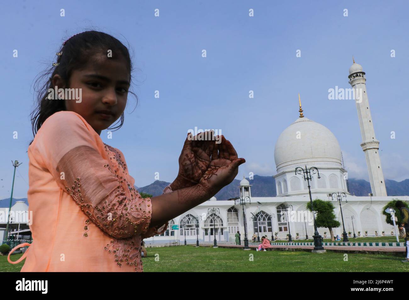 3. Mai 2022, Srinagar, Jammu und Kashmir, Indien: Ein kashmirisches Mädchen posiert für ein Bild in Hazartbal am ersten Tag von Eid al-Fitr, dem muslimischen Fest, das das Ende des heiligen islamischen Fastenmonats Ramadan markiert, in der historischen Hazratbal-Moschee in Srinagar. (Bild: © Adil Abbas/ZUMA Press Wire) Stockfoto