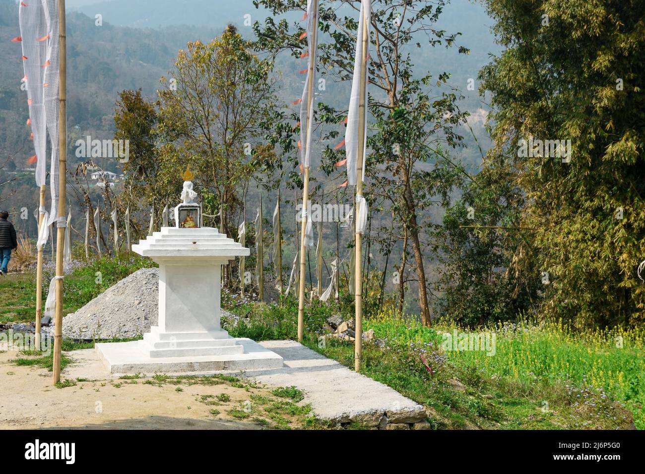 Kürzen Sie mit Gebetsfahnenmasten , einem buddhistischen Denkmal Stockfoto